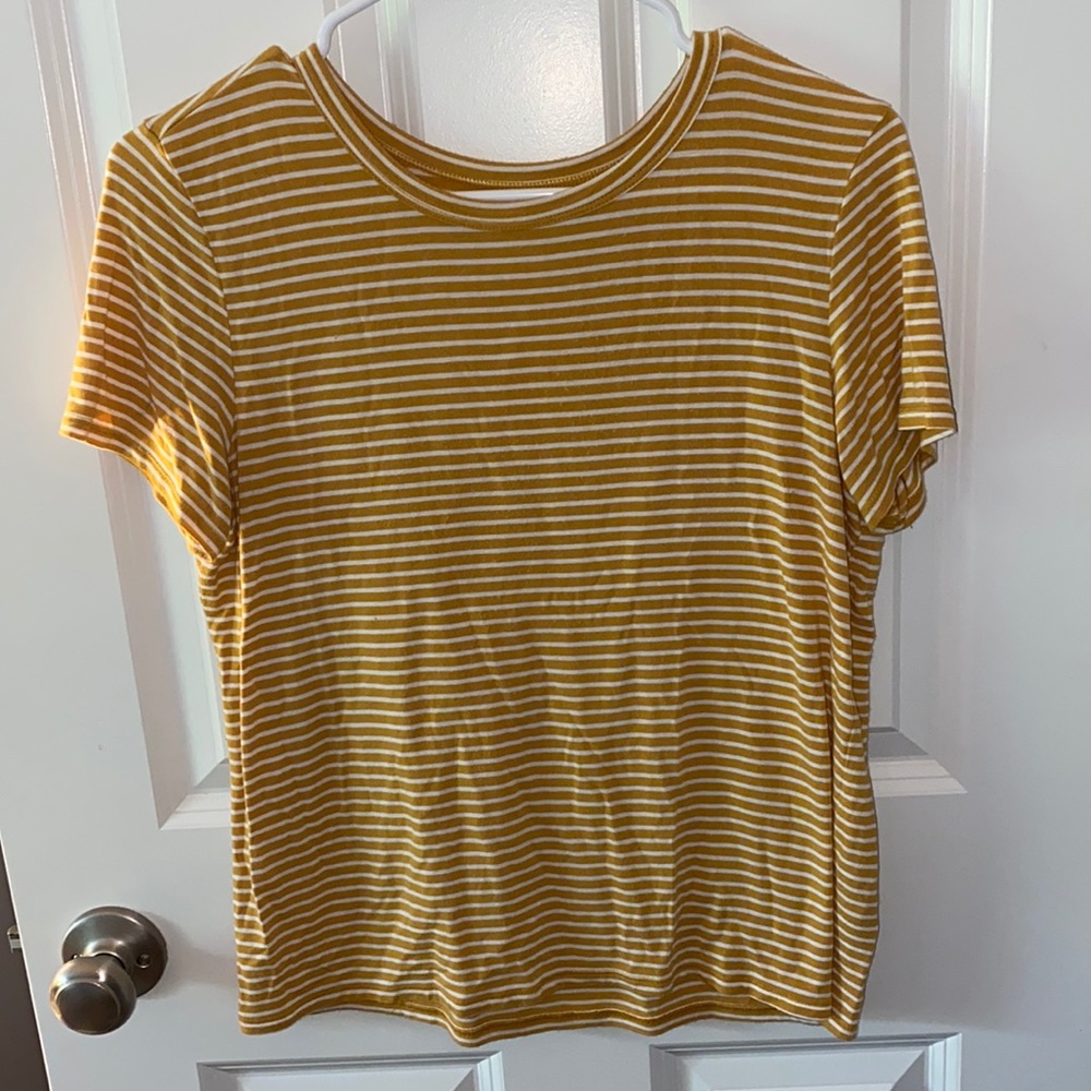 Short sleeve American Eagle shirt. Light-weight and soft.